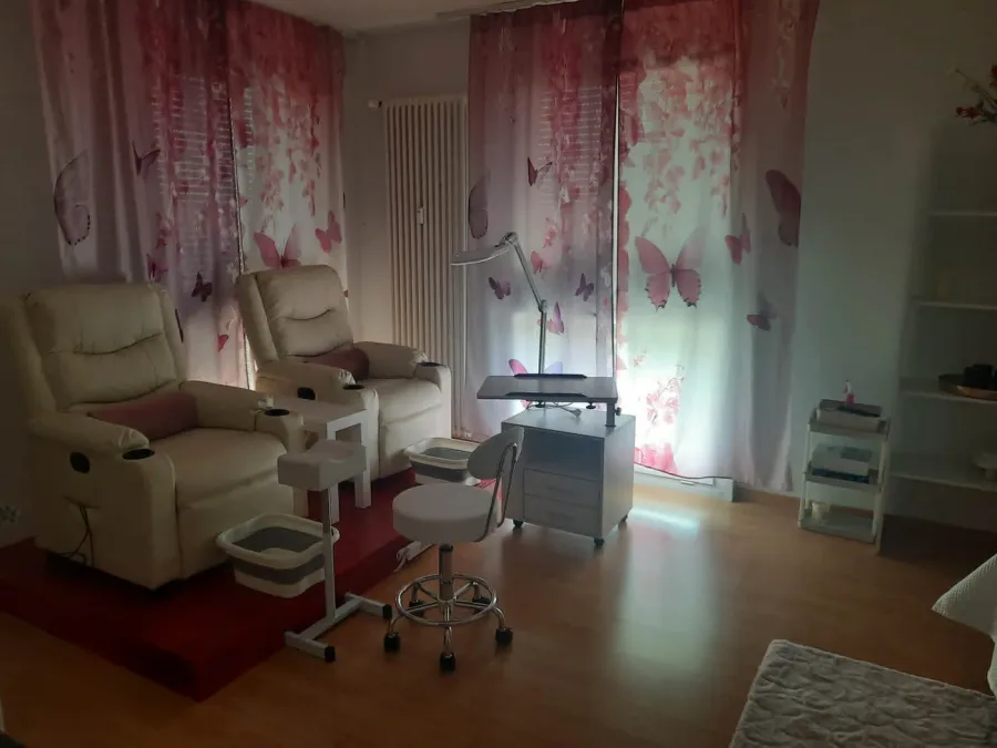 Behandlungsplatz mit bequemen Relaxsesseln und Fussbad im Studio von Réka Pediküre, Arbon