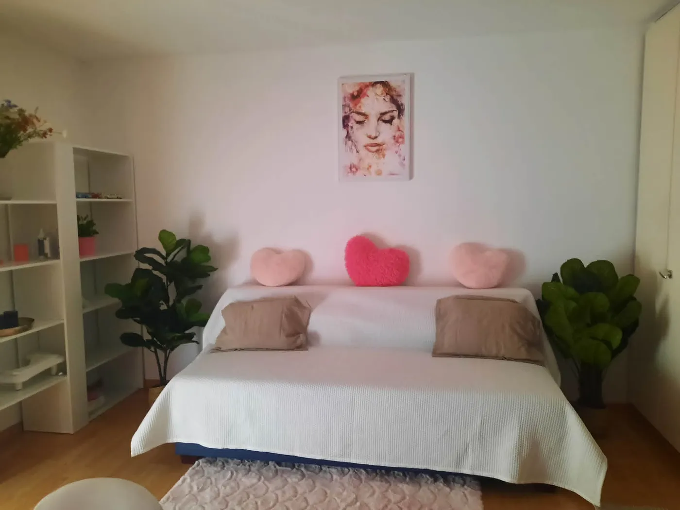 Ruhiger Rückzugsbereich mit weichen Kissen im Studio von Réka Pediküre, Arbon
