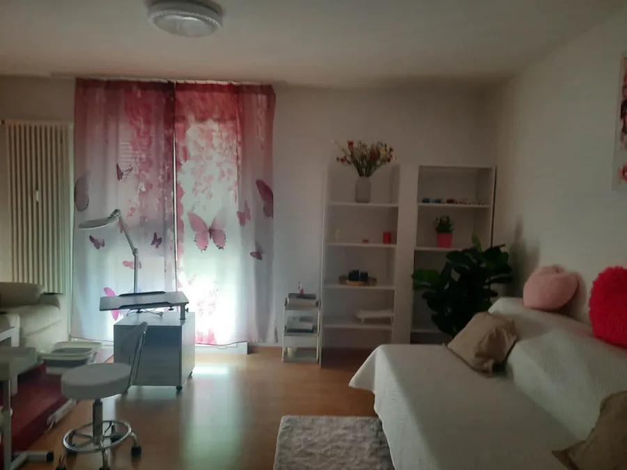 Grosszügiger, heller Innenraum des Studios von Réka Pediküre mit Behandlungsliege in Arbon